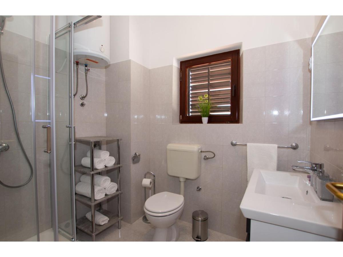 White Diamond Apartment *